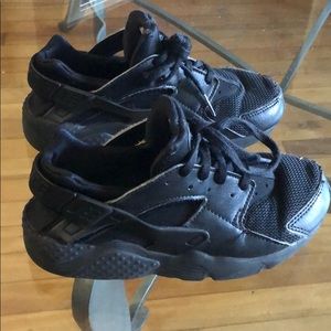 Black Nike Huaraches